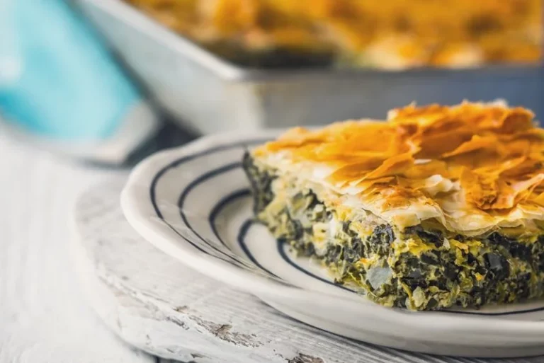 Borek ze szpinakiem – przepis na delikatne ciasto z aromatycznym farszem